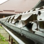 Le rôle crucial des cheneaux pour éviter les infiltrations d’eau